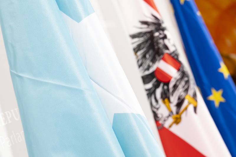 Somalische Flagge, Österreichische Flagge, EU-Flagge