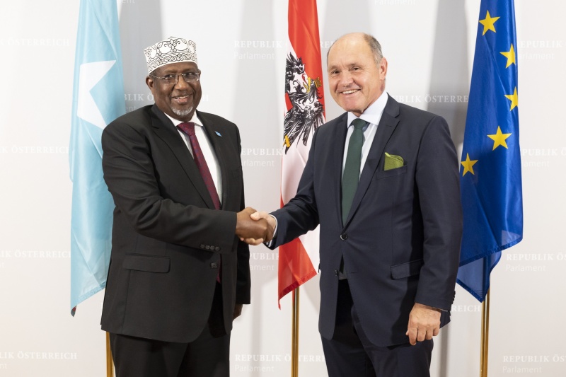 Fahnenfoto. Von rechts: Nationalratspräsident Wolfgang Sobotka (ÖVP), Präsident des Bundesparlaments von Somalia Sheikh Adan Mohamed