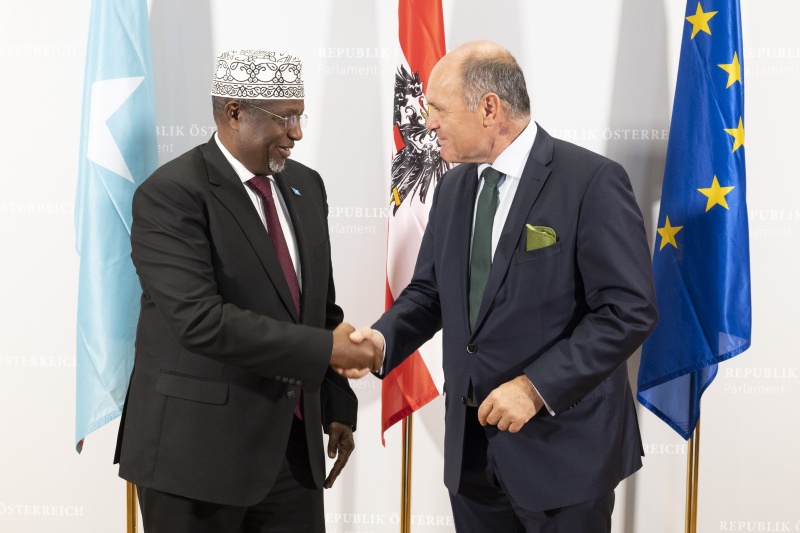 Fahnenfoto. Von rechts: Nationalratspräsident Wolfgang Sobotka (ÖVP), Präsident des Bundesparlaments von Somalia Sheikh Adan Mohamed