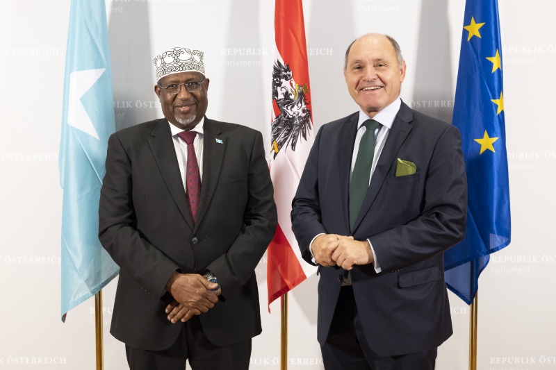 Fahnenfoto. Von rechts: Nationalratspräsident Wolfgang Sobotka (ÖVP), Präsident des Bundesparlaments von Somalia Sheikh Adan Mohamed