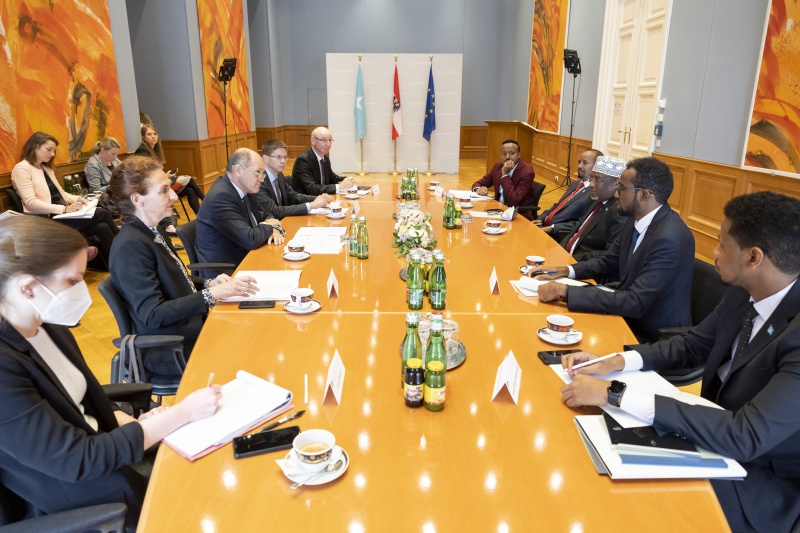 Aussprache. LinkeTischhälfte: Österreichische Delegation unter Vorsitz von Nationalratspräsident Wolfgang Sobotka (ÖVP) (Mitte). Rechte Tischhälfte: Somalische Delegation unter Vorsitz des Präsidenten des Bundesparlaments von Somalia Sheikh Adan Mohamed (Mitte)