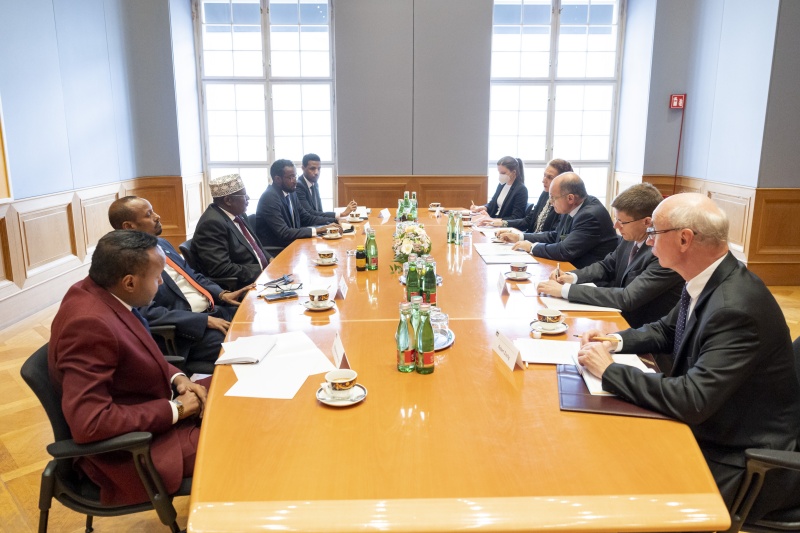 Aussprache. Rechte Tischhälfte: Österreichische Delegation unter Vorsitz von Nationalratspräsident Wolfgang Sobotka (ÖVP) (Mitte). Linke Tischhälfte: Somalische Delegation unter Vorsitz des Präsidenten des Bundesparlaments von Somalia Sheikh Adan Mohamed (Mitte)