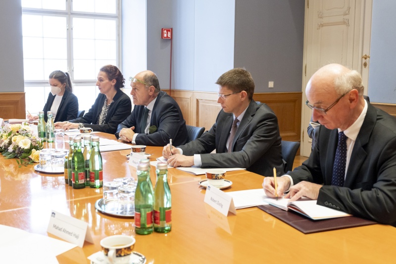 Aussprache: Österreichische Delegation unter Vorsitz von Nationalratspräsident Wolfgang Sobotka (ÖVP) (Mitte).