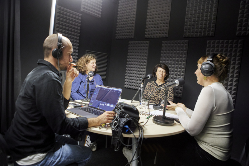 Von links: Tontechniker, Barbara Blümel Parlamentsdirektion, Gertraud Diendorfer-Ratzenböck Demokratiezentrum, Moderatorin Tatjana Lukáš