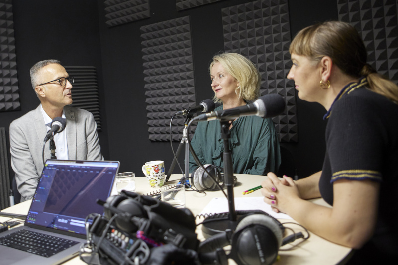 Von links: Sprecher der Parlamentsdirektion Karl-Heinz Grundböck, Barbara Tóth Falter; Moderatorin Tatjana Lukáš