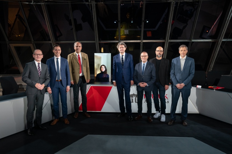 Gruppenfoto von links: Moderator Gerald Groß, Nationalratsabgeordneter Nico Marchetti (ÖVP), Nationalratsabgeordneter Johannes Hübner (FPÖ), ORF Raffaela Schaidreiter, Nationalratsabgeordneter Helmut Brandstätter (NEOS), Nationalratsabgeordneter Harald Troch (SPÖ), Nationalratsabgeordneter Michel Reimon (Grüne), Universität Patrick Müller