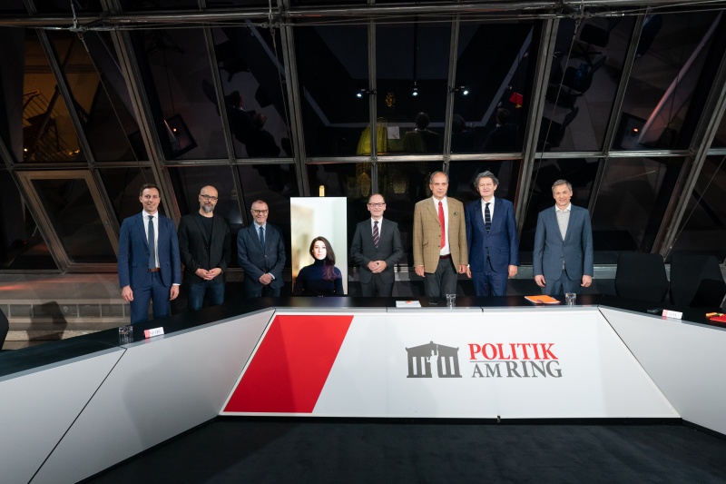 Gruppenfoto von links: Nationalratsabgeordneter Nico Marchetti (ÖVP), Nationalratsabgeordneter Michel Reimon (Grüne), Nationalratsabgeordneter Harald Troch (SPÖ), ORF Raffaela Schaidreiter , Moderator Gerald Groß, Nationalratsabgeordneter Johannes Hübner (FPÖ), Nationalratsabgeordneter Helmut Brandstätter (NEOS), Universität Wien Patrick Müller