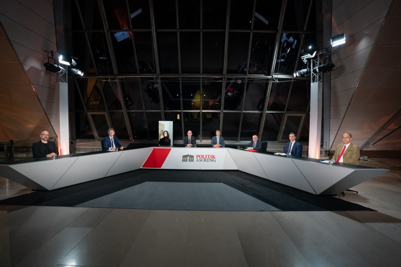 Podium von links: Nationalratsabgeordneter Michel Reimon (Grüne), Nationalratsabgeordneter Helmut Brandstätter (NEOS), ORF Raffaela Schaidreiter, Moderator Gerald Groß, Universität Wien Patrick Müller, Nationalratsabgeordneter Harald Troch (SPÖ), Nationalratsabgeordneter Nico Marchetti (ÖVP), Nationalratsabgeordneter Johannes Hübner (FPÖ)