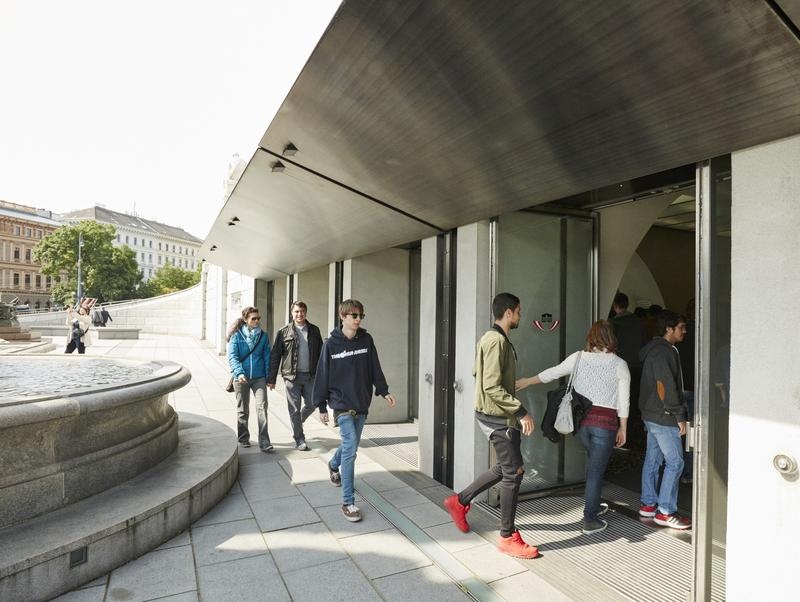 Test des geplanten Besuchereingangs  Eingang zum BesucherInnenzentrum
