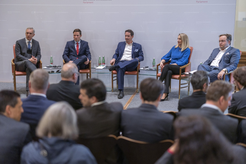 Von links: Gründer von Obergantschnig Financial Strategies Josef Obergantschnig, Rechtsanwalt bei Stadler Völkel Rechtsanwälte Andreas Pfeil, Roland Esterer (Moderation), Gründerin und Geschäftsführerin der Jobtwins Avatar GmbH Katharina Miller, Hedgefondsmanager und CEO der Emerald Horizon AG Florian Wagner