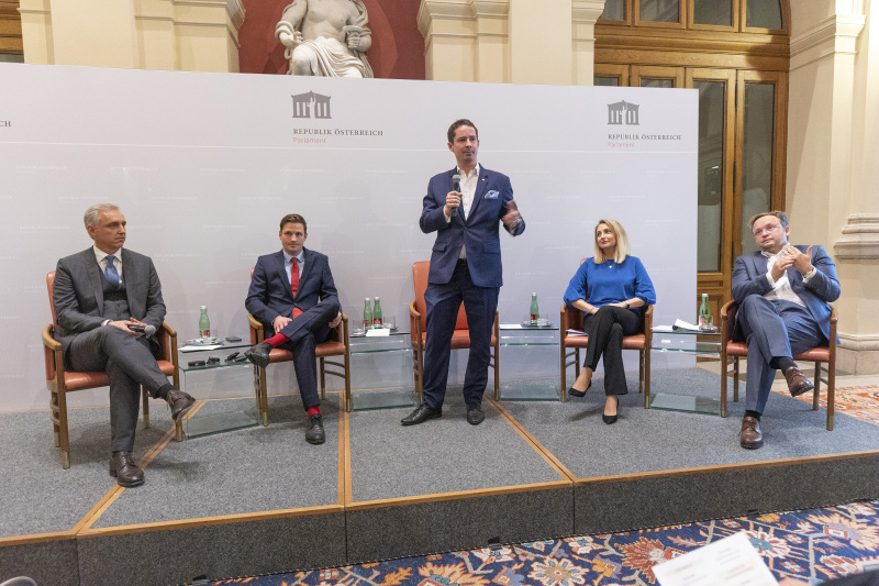 Von links: Gründer von Obergantschnig Financial Strategies Josef Obergantschnig, Rechtsanwalt bei Stadler Völkel Rechtsanwälte Andreas Pfeil, Roland Esterer (Moderation), Gründerin und Geschäftsführerin der Jobtwins Avatar GmbH Katharina Miller, Hedgefondsmanager und CEO der Emerald Horizon AG Florian Wagner