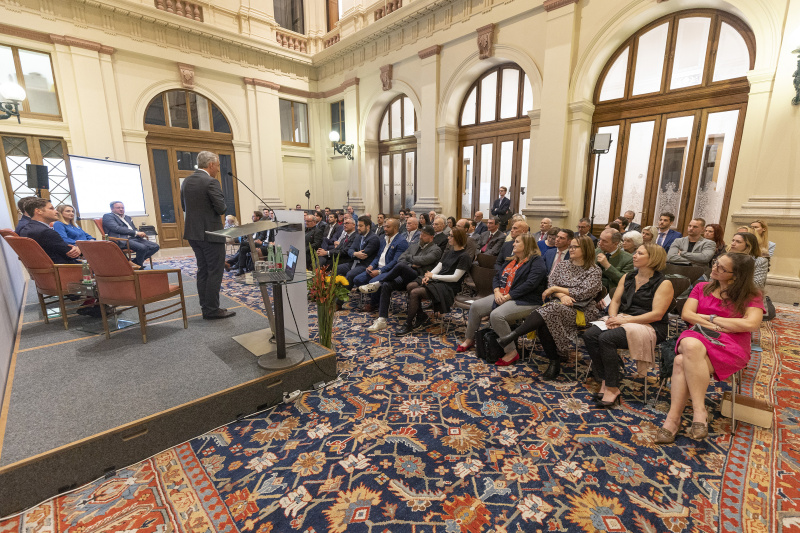 Gründer von Obergantschnig Financial Strategies Josef Obergantschnig am Wort. Blick Richtung Veranstaltungsteilnehmer:innen