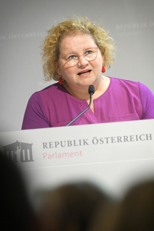 Einleitende Worte durch Bundesratspräsidentin Korinna Schumann (SPÖ)