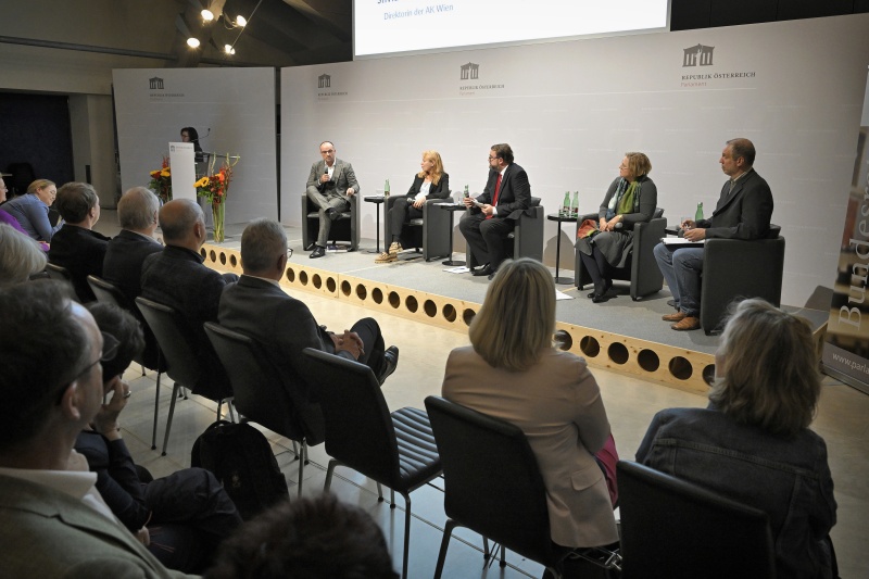 Podiumsdiskussion, von links: Ökonom Adi Buxbaum, Leitende Sekretärin des ÖGB Ingrid Reischl, Moderator Michael Mazohl, Direktorin der AK Wien Silvia Hruska-Frank, Sozialwissenschaftler am Europäischen Zentrum für Wohlfahrtspolitik und Sozialforschung Michael Fuchs