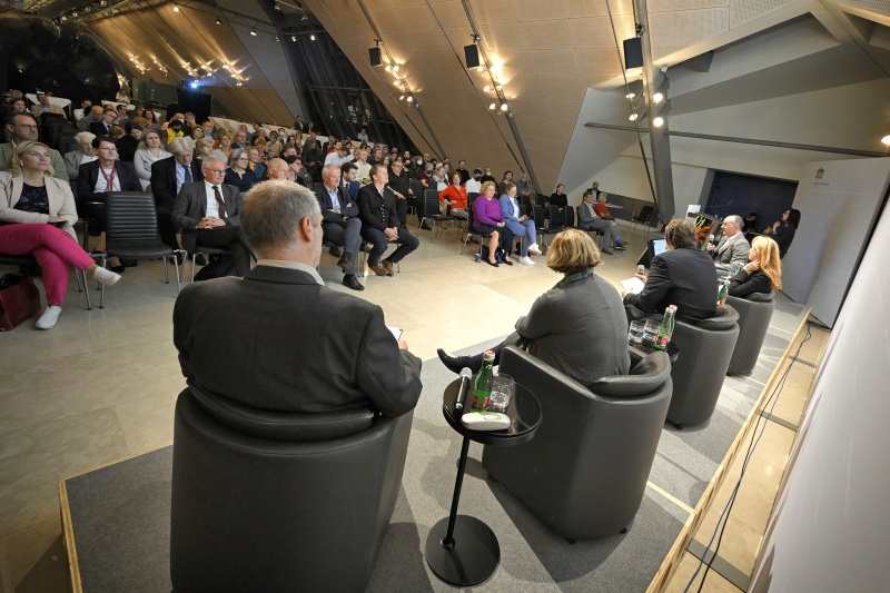 Podiumsdiskussion, von links: Ökonom Adi Buxbaum, Leitende Sekretärin des ÖGB Ingrid Reischl, Moderator Michael Mazohl, Direktorin der AK Wien Silvia Hruska-Frank, Sozialwissenschaftler am Europäischen Zentrum für Wohlfahrtspolitik und Sozialforschung Michael Fuchs