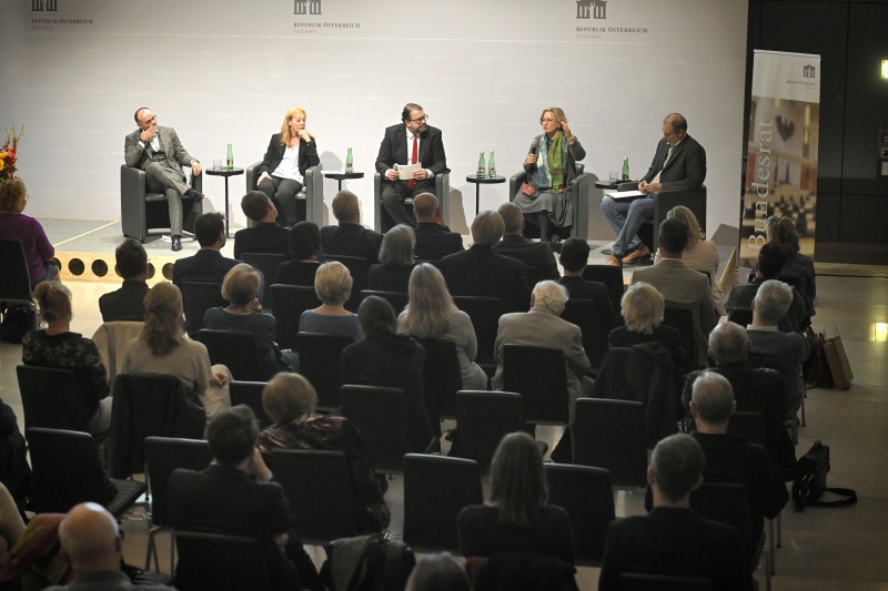 Podiumsdiskussion, von links: Ökonom Adi Buxbaum, Leitende Sekretärin des ÖGB Ingrid Reischl, Moderator Michael Mazohl, Direktorin der AK Wien Silvia Hruska-Frank, Sozialwissenschaftler am Europäischen Zentrum für Wohlfahrtspolitik und Sozialforschung Michael Fuchs