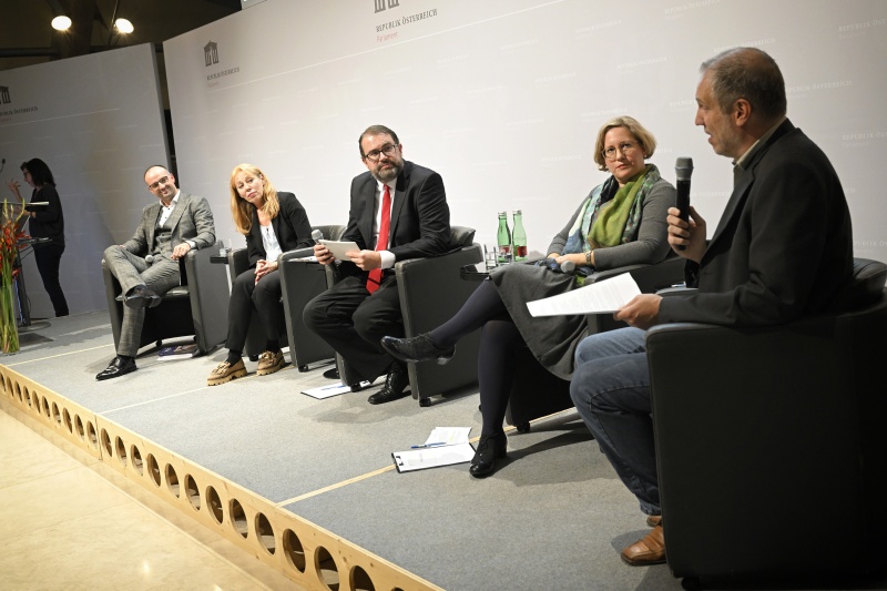 Podiumsdiskussion, von links: Ökonom Adi Buxbaum, Leitende Sekretärin des ÖGB Ingrid Reischl, Moderator Michael Mazohl, Direktorin der AK Wien Silvia Hruska-Frank, Sozialwissenschaftler am Europäischen Zentrum für Wohlfahrtspolitik und Sozialforschung Michael Fuchs