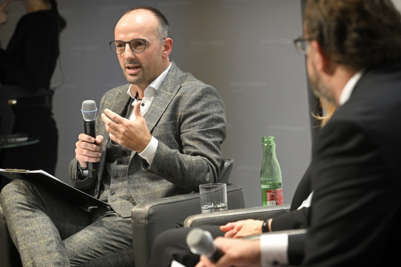 Podiumsdiskussion, Ökonom Adi Buxbaum