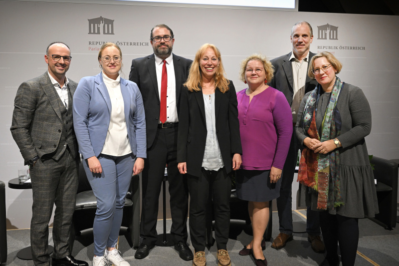 Von links: Ökonom Adi Buxbaum, Geschäftsführerin des ÖGB-Verlags Iris Krassnitzer, Moderator Michael Mazohl, Leitende Sekretärin des ÖGB Ingrid Reischl, Bundesratspräsidentin Korinna Schumann (SPÖ),  Sozialwissenschaftler am Europäischen Zentrum für Wohlfahrtspolitik und Sozialforschung Michael Fuchs, Direktorin der AK Wien Silvia Hruska-Frank