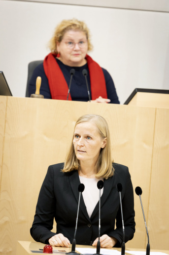Bundesrätin Maria Huber (GRÜNE) am Rednerpult