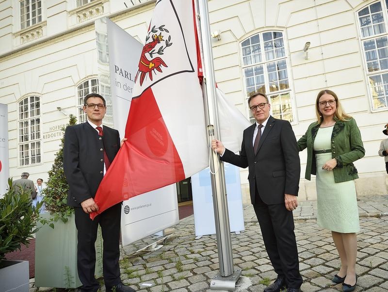 Hissen der Tirolfahne am Josefsplatz, von links: Bundesratspräsident Peter Raggl (ÖVP), Landeshauptmann Tirol Günther Platter, Wirtschaftsministerin Margarete Schramböck (ÖVP)