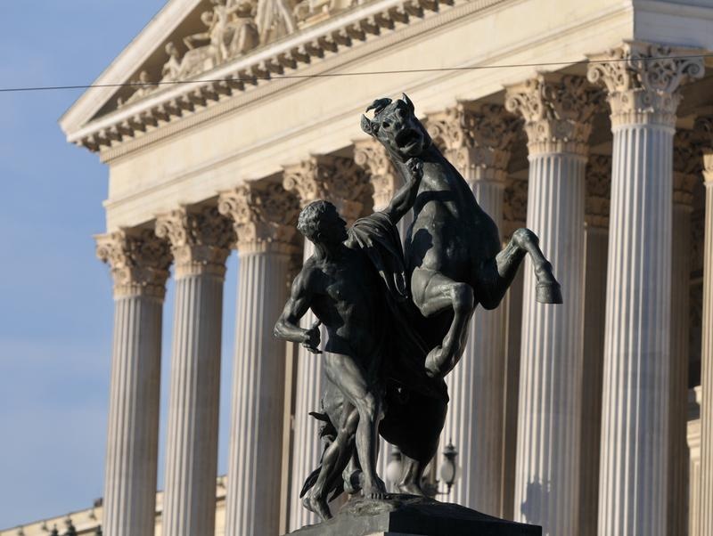 Rossebändiger des Parlamentsgebäudes werden als Symbol für die Bezähmung der Leidenschaften bzw. Zügelung der Emotionen gedeutet. Plastiken wurden von Josef Lax geschaffen. Das Motiv der Rossebändiger symbolisierte ursprünglich die Macht der Menschen über die Natur und findet sich bereits in der griechischen Mythologie.