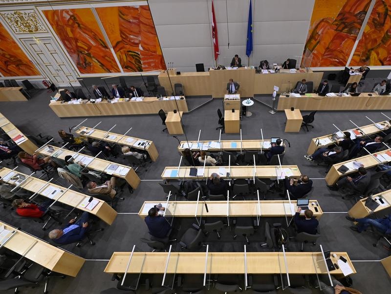 Blick Richtung AusshussteilnehmerInnen von der Besuchergalerie