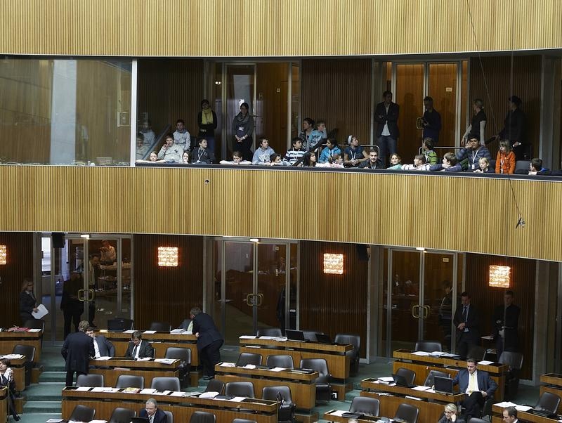 Die Schülerinnen und Schüler besuchen eine Plenarsitzung