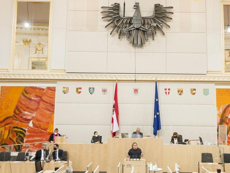 Am Rednerpult: Bundesrätin Korinna Schumann (SPÖ). Am Präsidium: Bundesratsvizepräsident Günther Novak (SPÖ). Auf der Regierungsbank von links: Bundeskanzler Karl Nehammer (ÖVP), Landeshauptmann Markus Wallner (ÖVP)
