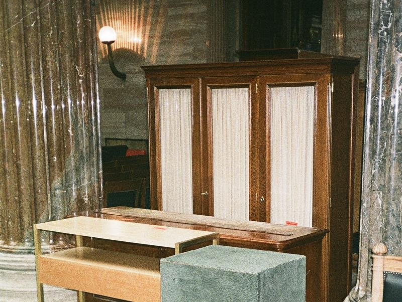 Kooperationsprojekt der Universität für angewandte Kunst Wien, Abteilung angewandte Fotografie und zeitbasierte Medien und der Parlamentsdirektion des österreichischen Parlaments. ..Zum Projekt erscheint das Buch 'Temporäre Unordnung', 2020 Walter de Gruyter GmbH, Berlin/Boston, ISBN 978-3-11-070240-8..Projektleitung: Pascal Petignat (Universität für angewandte Kunst Wien), Barbara Eder (Parlamentsdirektion)