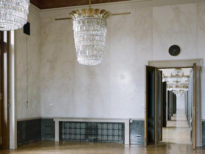 Kooperationsprojekt der Universität für angewandte Kunst Wien, Abteilung angewandte Fotografie und zeitbasierte Medien und der Parlamentsdirektion des österreichischen Parlaments. ..Zum Projekt erscheint das Buch 'Temporäre Unordnung', 2020 Walter de Gruyter GmbH, Berlin/Boston, ISBN 978-3-11-070240-8..Projektleitung: Pascal Petignat (Universität für angewandte Kunst Wien), Barbara Eder (Parlamentsdirektion)