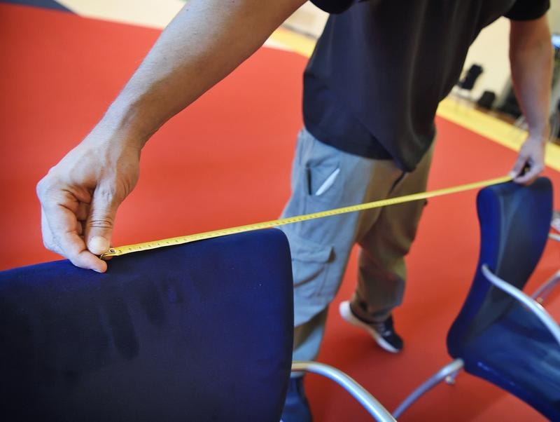 Vorbereitungen zur Festveranstaltung 100 Jahre B-VG im Camineum der Nationalbibliothek - Aufstellen der Sessel mit erweitertem Abstand