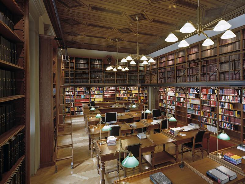 Blick in den Lesesaal der Parlamentsbibliothek.