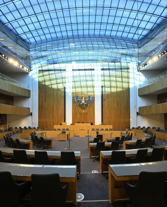 Blick in den Nationalratssaal in Richtung Präsidium mit Glaskuppel