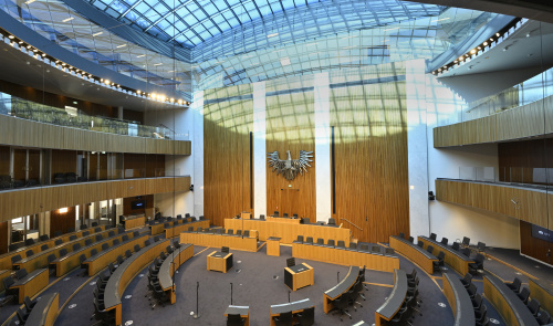 Blick in den Nationalratssaal vom Balkon in Richtung Präsidium mit Glaskuppel