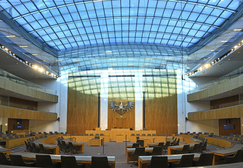 Blick in den Nationalratssaal in Richtung Präsidium mit Glaskuppel