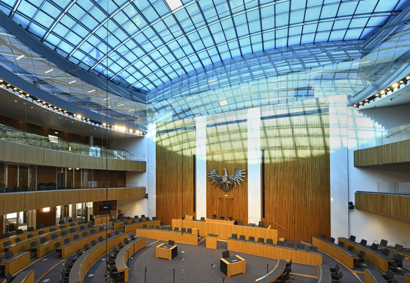Blick in den Nationalratssaal vom Balkon in Richtung Präsidium mit Glaskuppel