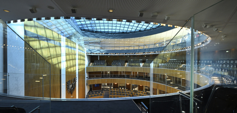 Blick in den Nationalratssaal von der Besuchergalerie mit Glaskuppel