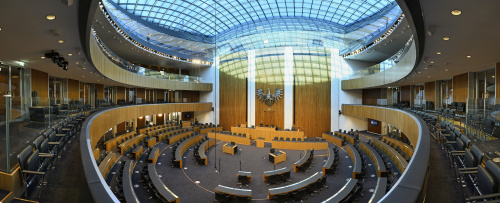 Blick in den Nationalratssaal vom Balkon in Richtung Präsidium mit Glaskuppel