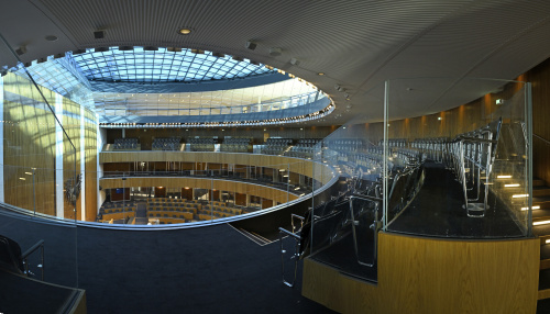 Blick auf Besuchergalerie und in den Nationalratssaal mit Glaskuppel