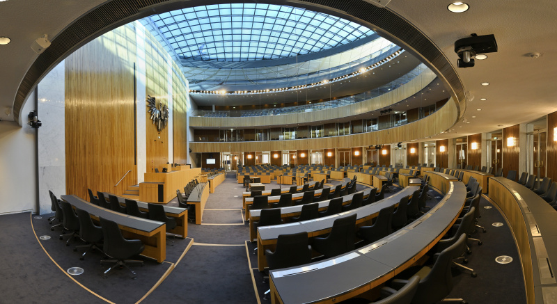 Seitenansicht Nationalratssaal mit Glaskuppel