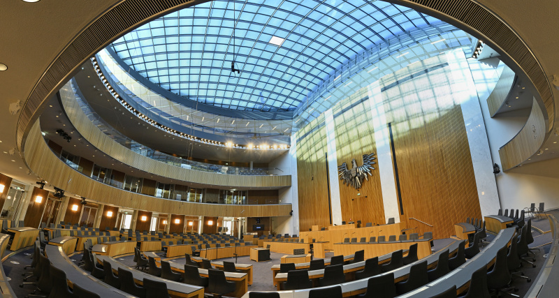 Blick in den Nationalratssaal in Richtung Präsidium mit Glaskuppel
