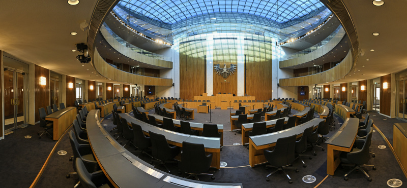 Blick in den Nationalratssaal in Richtung Präsidium mit Glaskuppel
