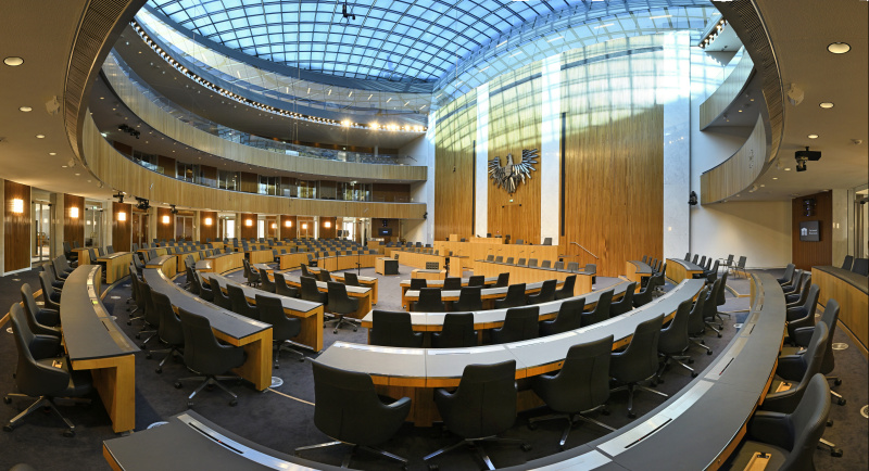 Blick in den Nationalratssaal in Richtung Präsidium mit Glaskuppel