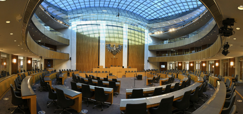 Blick in den Nationalratssaal in Richtung Präsidium mit Glaskuppel