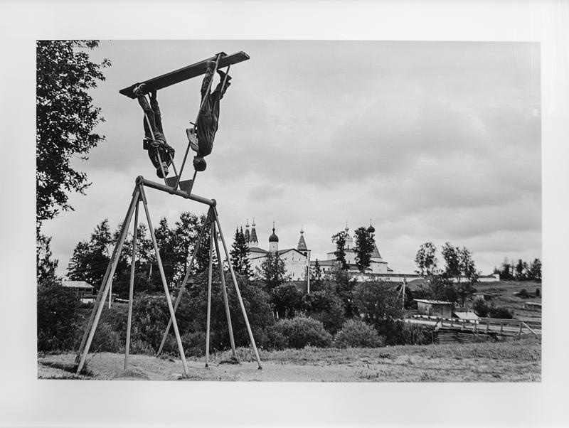 Künstler/in: Gataullin, Emil<BR>Die Fotografie Nummer 3 aus der Serie 'Towards the Horizon' des russischen Fotografen Emil Gataullin wurde 2014 als Siegerbild des Alfred Fried Photography Award ausgezeichnet. 
Der Preis wird seit 2013 vergeben und wurde vom österreichischen Fotografen Lois Lammerhuber (Edition Lammerhuber) und der österreichischen Photographischen Gesellschaft gegründet (www.friedaward.com). 
Das Siegerbild 2014 ist Teil einer Serie, in der Emil Gataullin in Schwarz-Weiß-Bildern mit analoger Kamera das Leben des ländlichen Russland porträtiert hat. Die preisgekrönte Aufnahme zeigt zwei Jugendliche auf einer Schaukel im Moment des Überschlags. Für die Jury ein Sinnbild einer Welt, die Kopf zu stehen scheint.
Der Alfred Fried Photography Award ist nach dem österreichischen pazifistischen Schriftsteller Alfred Hermann Fried benannt, der 1911 für sein Wirken mit dem Friedensnobelpreis ausgezeichnet wurde.