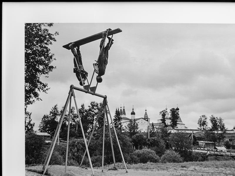 Künstler/in: Gataullin, Emil<BR>Die Fotografie Nummer 3 aus der Serie 'Towards the Horizon' des russischen Fotografen Emil Gataullin wurde 2014 als Siegerbild des Alfred Fried Photography Award ausgezeichnet. 
Der Preis wird seit 2013 vergeben und wurde vom österreichischen Fotografen Lois Lammerhuber (Edition Lammerhuber) und der österreichischen Photographischen Gesellschaft gegründet (www.friedaward.com). 
Das Siegerbild 2014 ist Teil einer Serie, in der Emil Gataullin in Schwarz-Weiß-Bildern mit analoger Kamera das Leben des ländlichen Russland porträtiert hat. Die preisgekrönte Aufnahme zeigt zwei Jugendliche auf einer Schaukel im Moment des Überschlags. Für die Jury ein Sinnbild einer Welt, die Kopf zu stehen scheint.
Der Alfred Fried Photography Award ist nach dem österreichischen pazifistischen Schriftsteller Alfred Hermann Fried benannt, der 1911 für sein Wirken mit dem Friedensnobelpreis ausgezeichnet wurde.