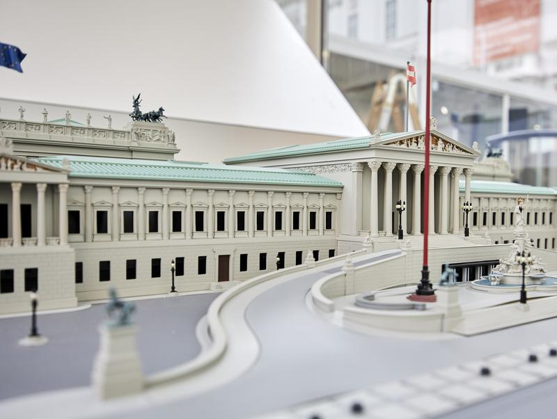 Ausstellungsobjekte  in den Containern von  'Parlament ON Tour' 