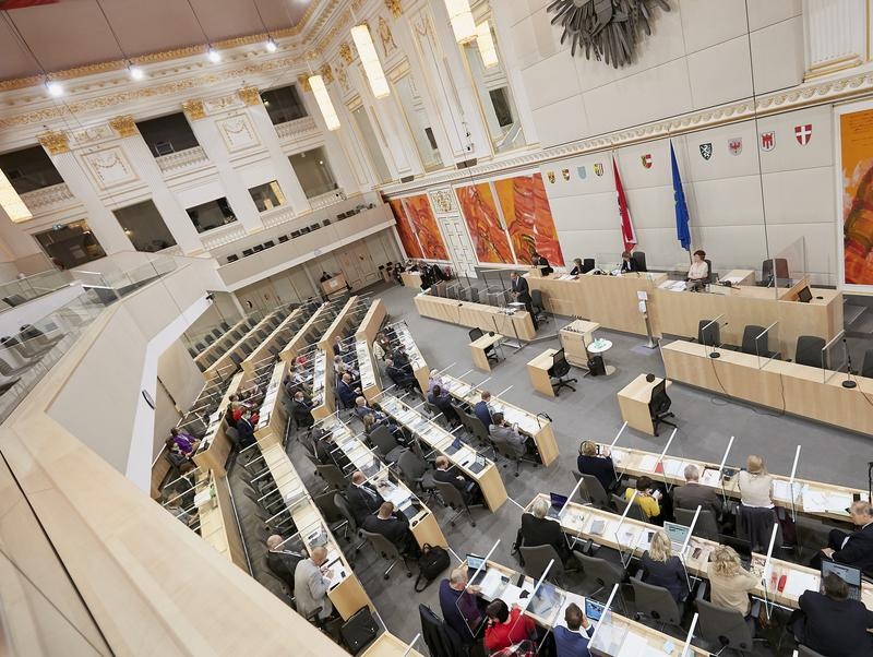 Blick in den Sitzungssaal von der Besuchergalerie während der Rede von Bildungsminister Heinz Faßmann