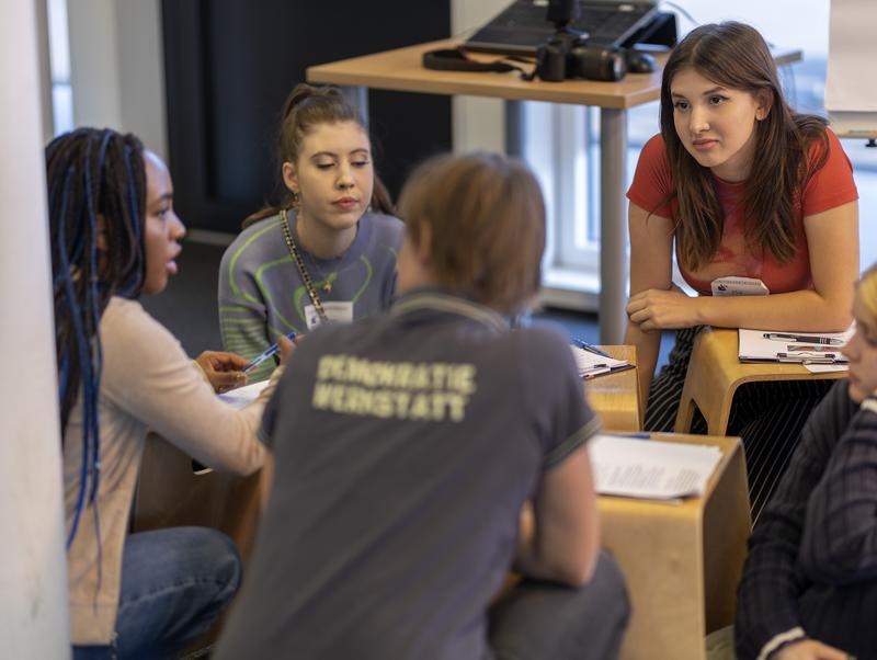 Teilnehmer:innen bei der Gruppenarbeit